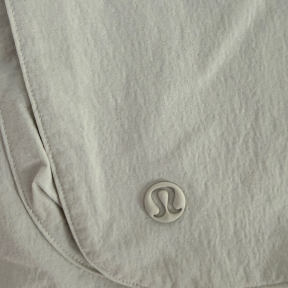 lululemon Cream Cargo Shorts Size 10 Relaxed-Fit Super-High-Rise  4” - Picture 5 of 5